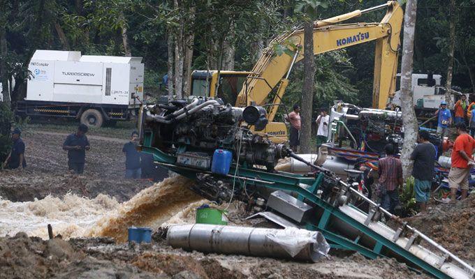 PHOTOS: Rescuers race to save soccer team trapped in Thai cave