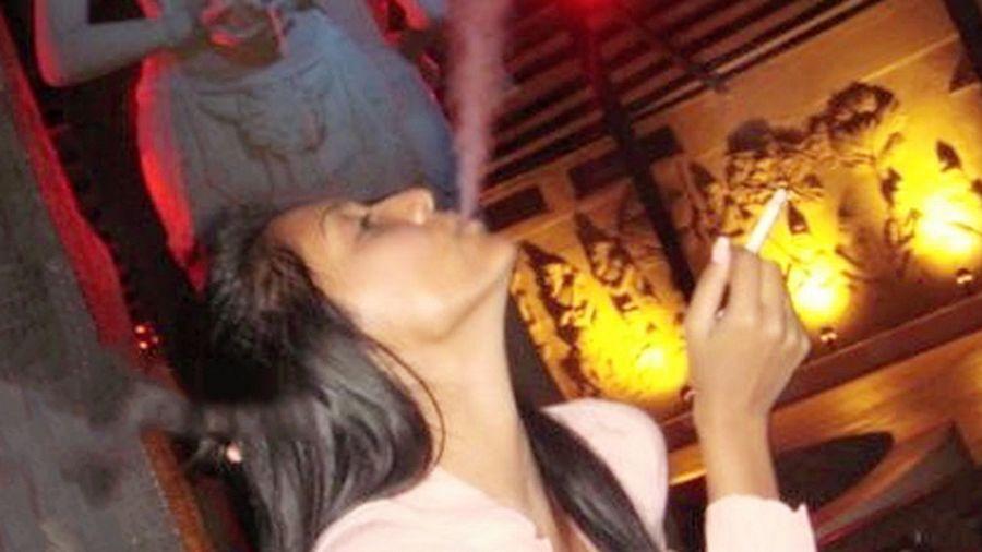 Pakistani Actresses Caught Smoking & Drinking in Real Life Photos