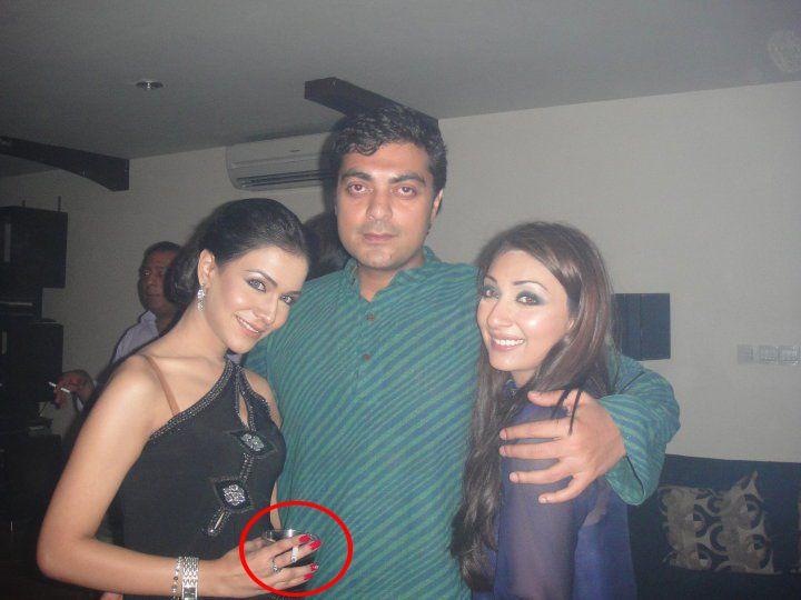 Pakistani Actresses Caught Smoking & Drinking in Real Life Photos