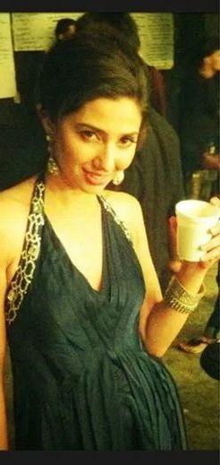 Pakistani Actresses Caught Smoking & Drinking in Real Life Photos