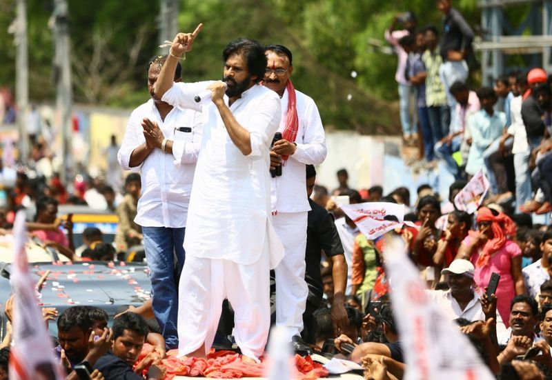 Pawan Kalyan Campaigns in Guntur Photos