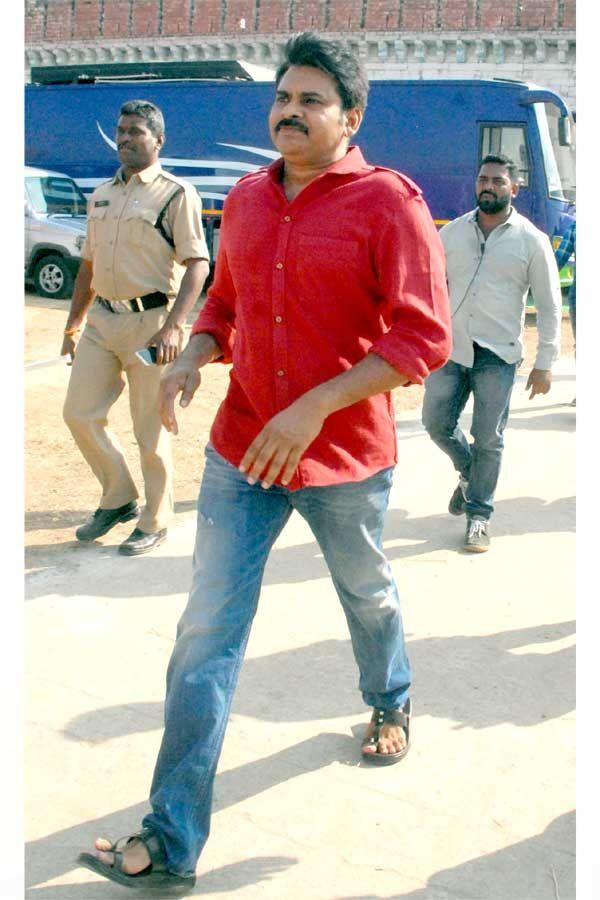 Pawan Kalyan Katamarayudu Shooting Photos