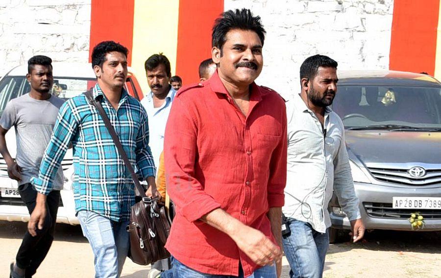 Pawan Kalyan Katamarayudu Shooting Photos