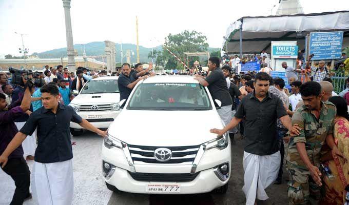 Pawan Kalyan Simplicity in Tirumala Tour Photos