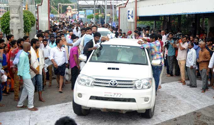 Pawan Kalyan Simplicity in Tirumala Tour Photos