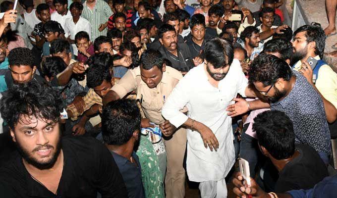 Pawan Kalyan Simplicity in Tirumala Tour Photos