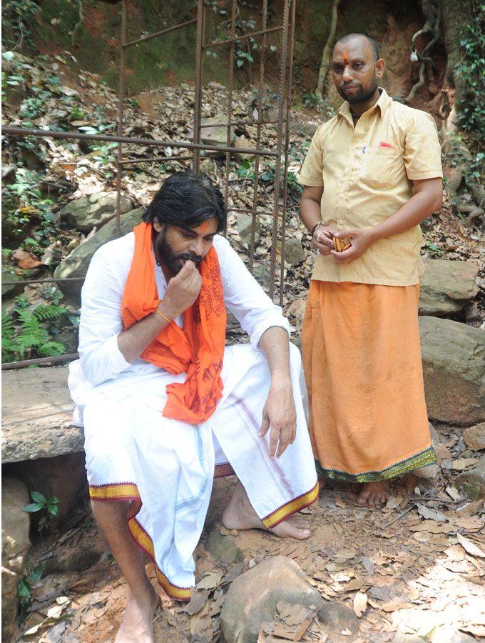 Pawan Kalyan Simplicity in Tirumala Tour Photos