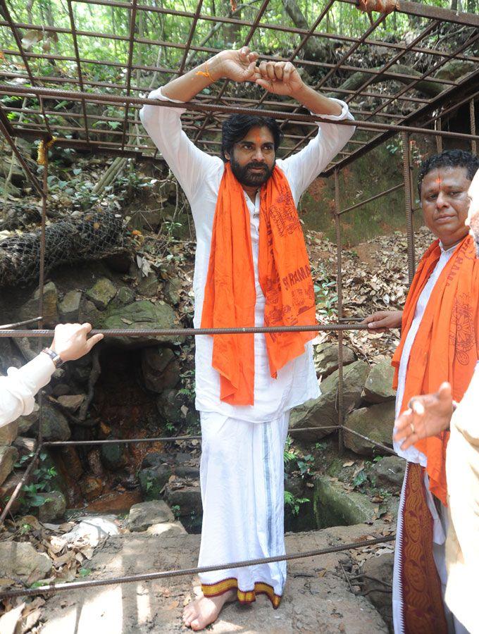 Pawan Kalyan Simplicity in Tirumala Tour Photos