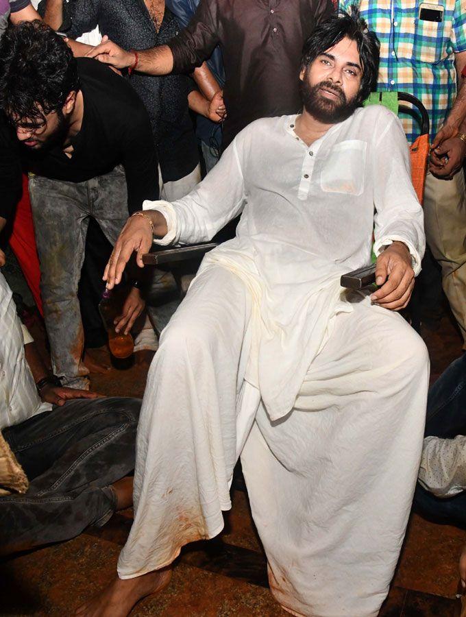 Pawan Kalyan Simplicity in Tirumala Tour Photos