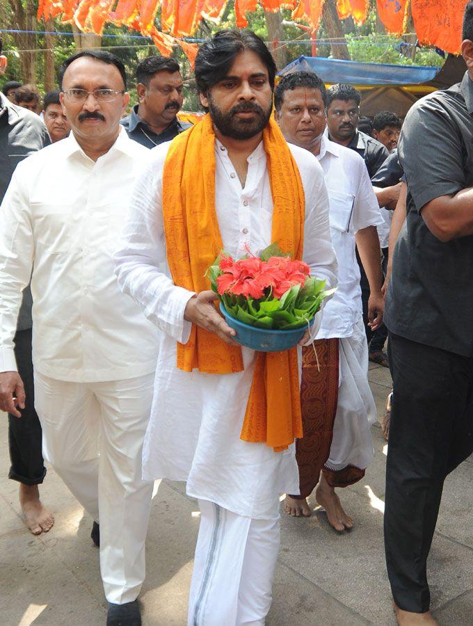 Pawan Kalyan Simplicity in Tirumala Tour Photos