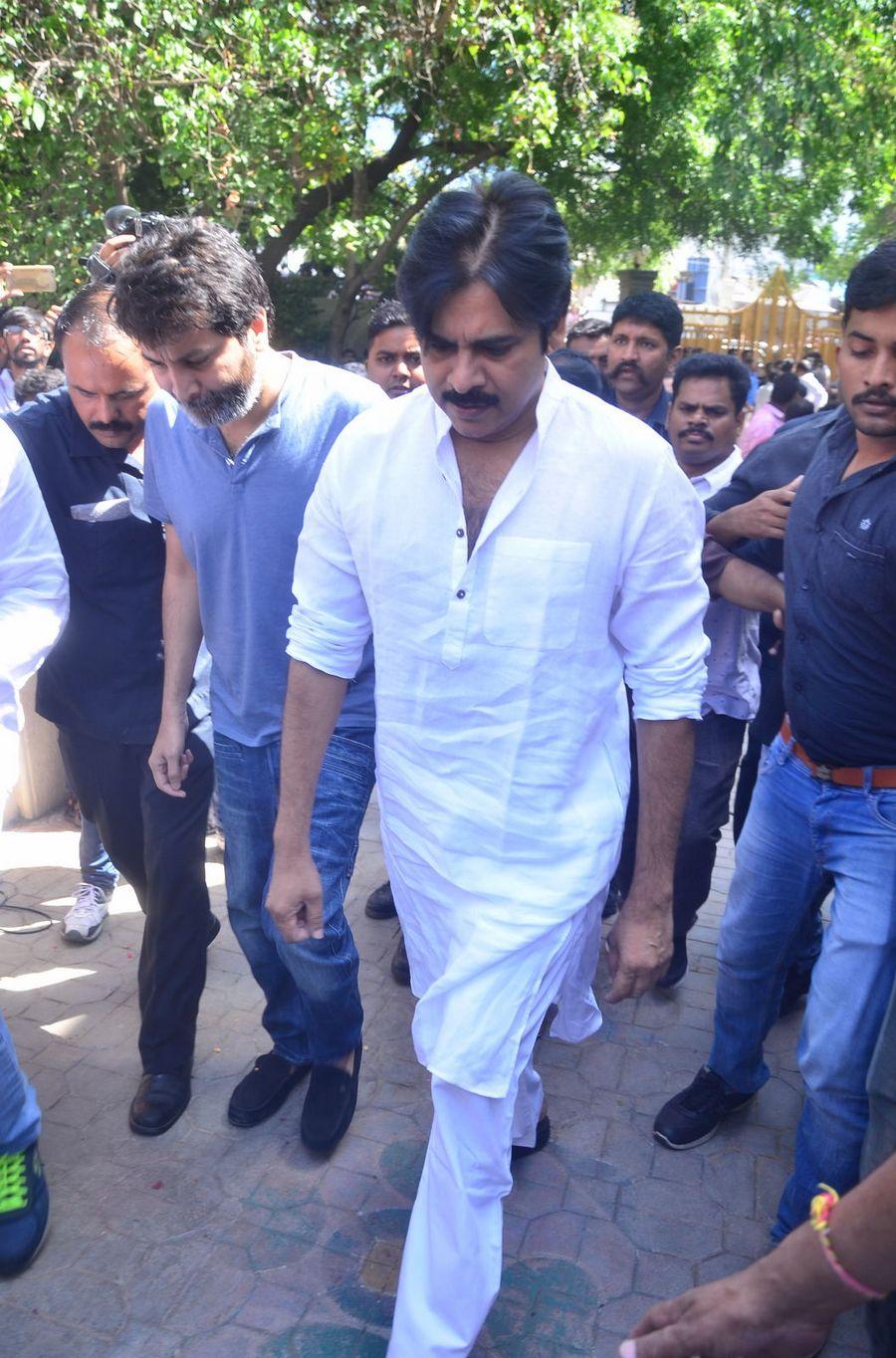 Pawan Kalyan Tribute to Dasari Naryana Rao Photos