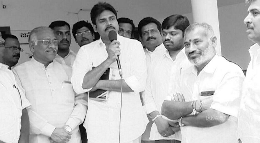 Pawan Kalyan vows to fight for handloom weavers of Andhra Pradesh & Telangana