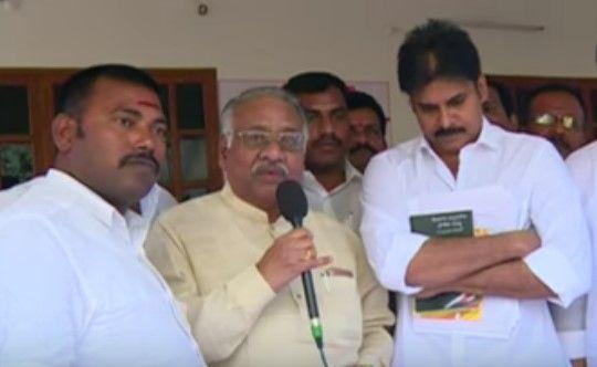 Pawan Kalyan vows to fight for handloom weavers of Andhra Pradesh & Telangana