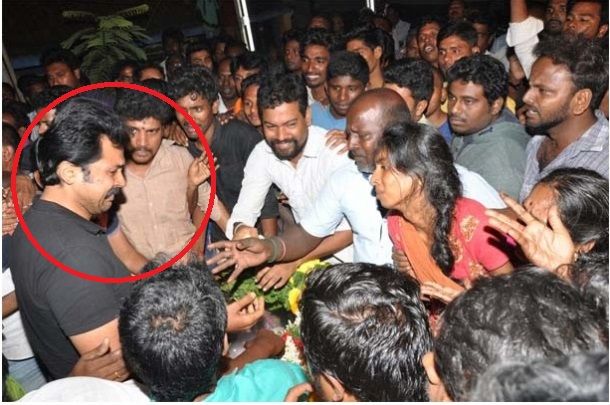 Photos: Karthi gets emotional at his fan’s funeral