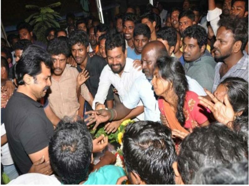 Photos: Karthi gets emotional at his fan’s funeral