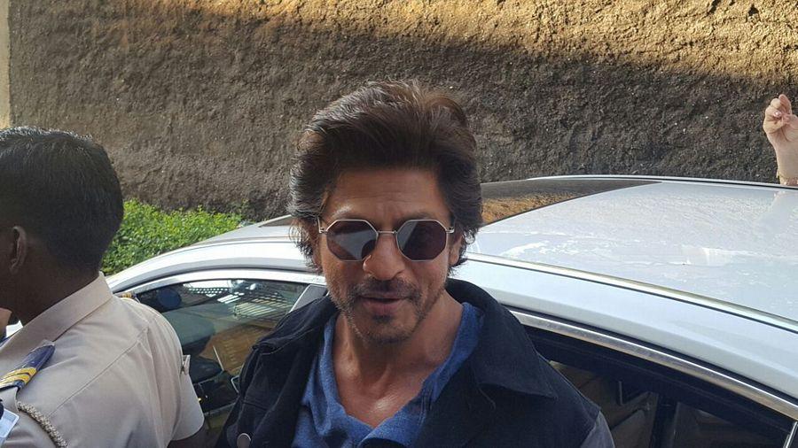 Photos: Shahrukh Khan During Promotions ‘Raees By Rail’