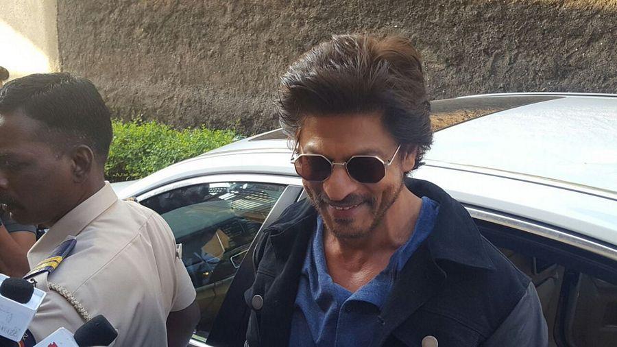 Photos: Shahrukh Khan During Promotions ‘Raees By Rail’