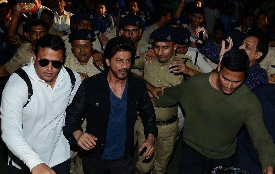 Photos: Shahrukh Khan During Promotions ‘Raees By Rail’