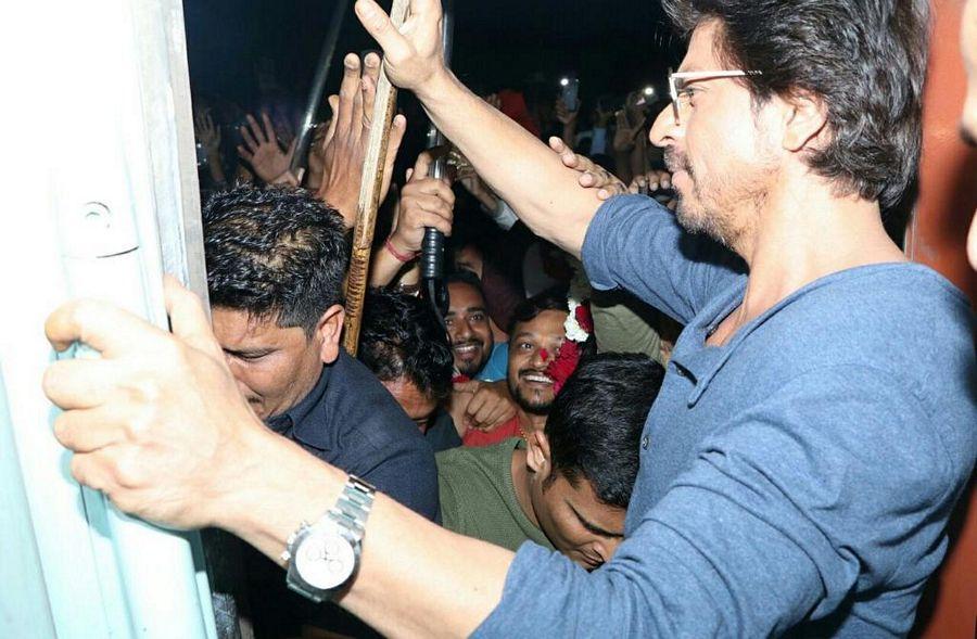 Photos: Shahrukh Khan During Promotions ‘Raees By Rail’