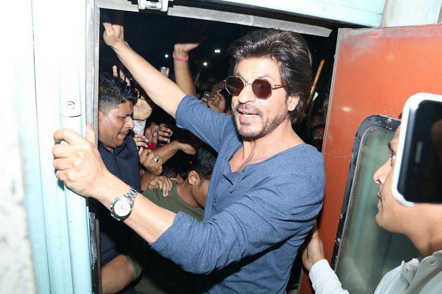 Photos: Shahrukh Khan During Promotions ‘Raees By Rail’