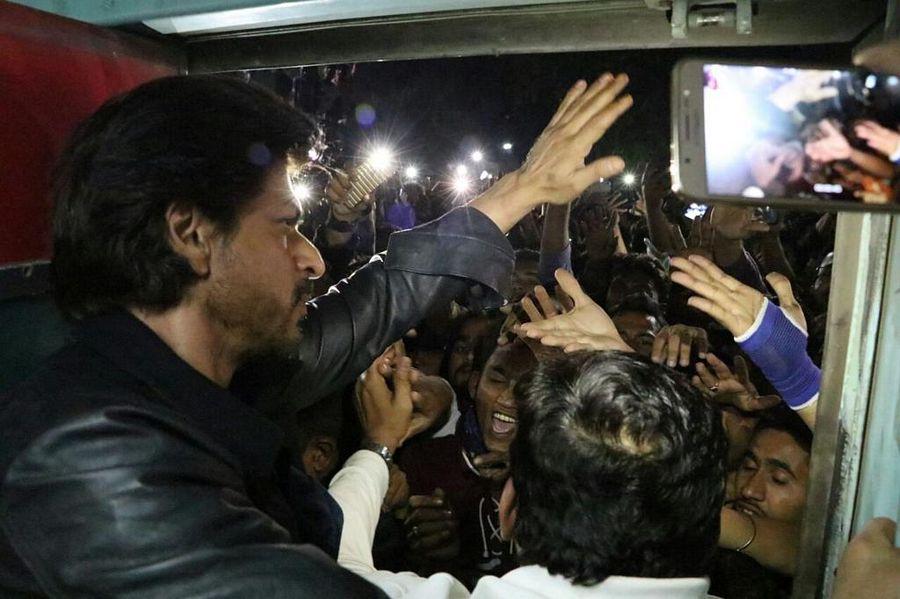 Photos: Shahrukh Khan During Promotions ‘Raees By Rail’