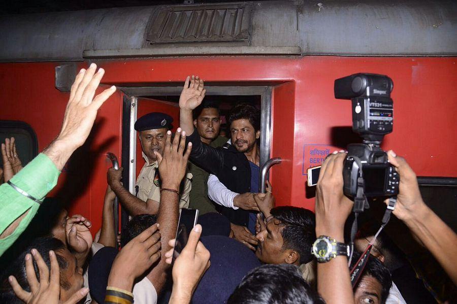 Photos: Shahrukh Khan During Promotions ‘Raees By Rail’