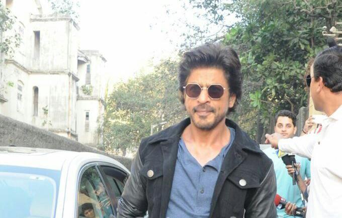 Photos: Shahrukh Khan During Promotions ‘Raees By Rail’