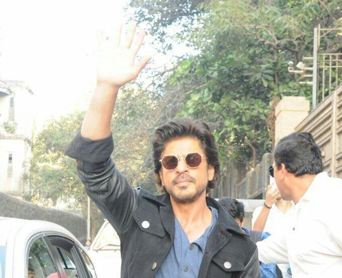 Photos: Shahrukh Khan During Promotions ‘Raees By Rail’