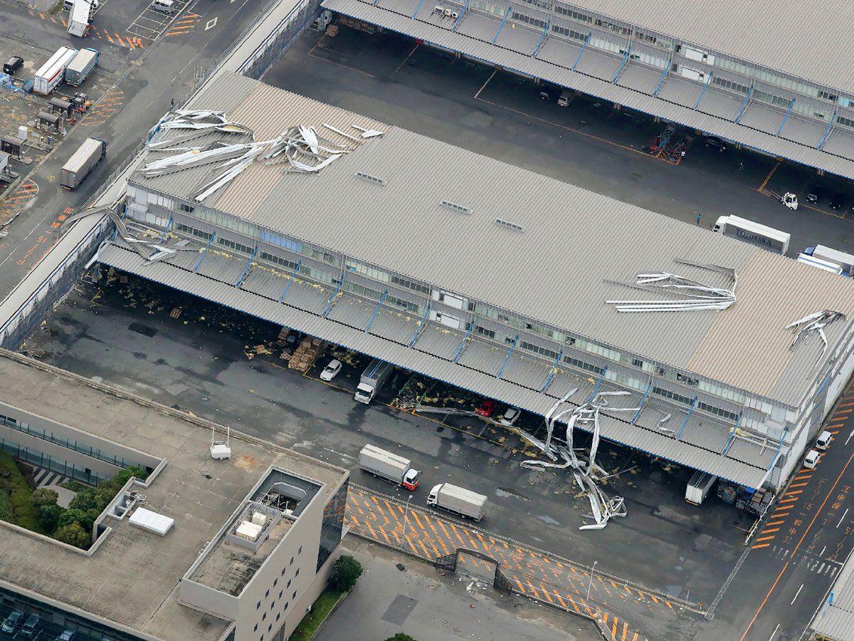 Photos: Typhoon Jebi Batters the West Coast of Japan