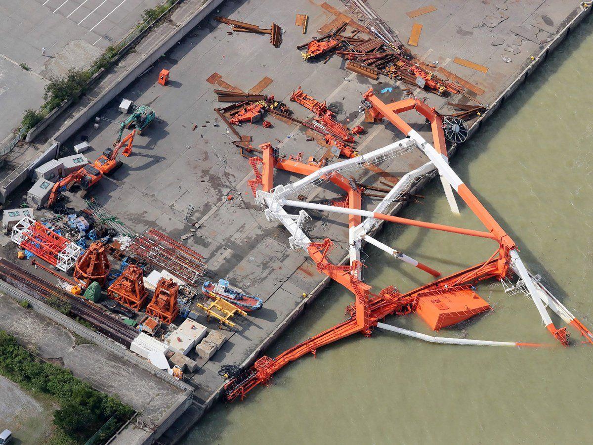 Photos: Typhoon Jebi Batters the West Coast of Japan