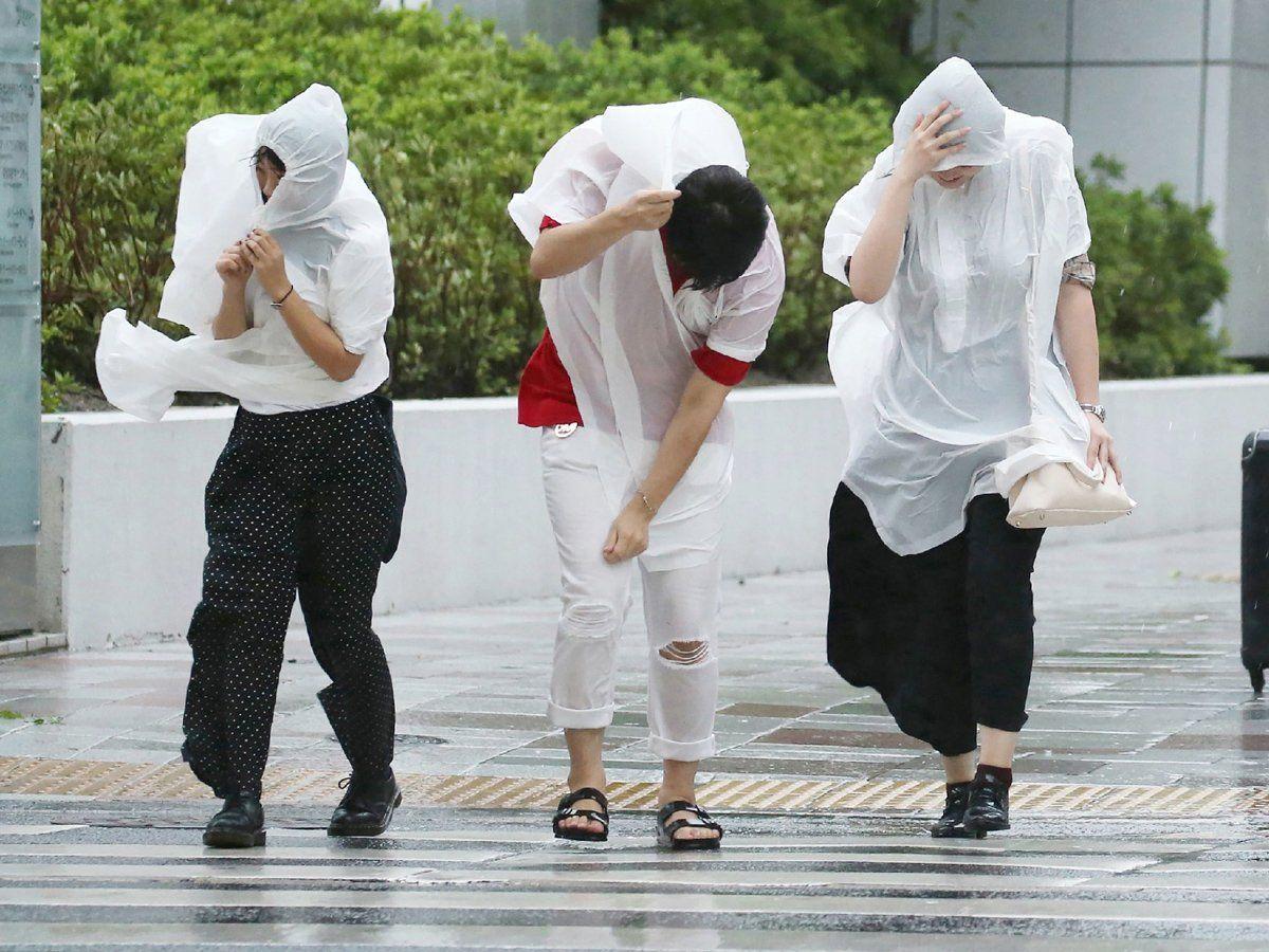 Photos: Typhoon Jebi Batters the West Coast of Japan