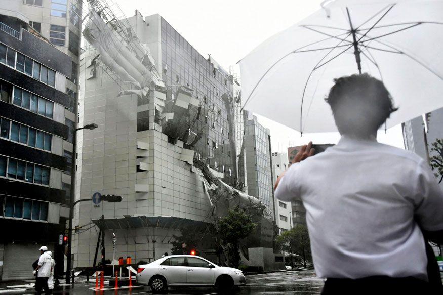 Photos: Typhoon Jebi Batters the West Coast of Japan