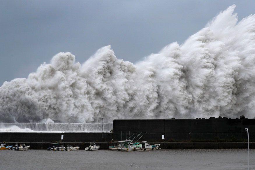 Photos: Typhoon Jebi Batters the West Coast of Japan