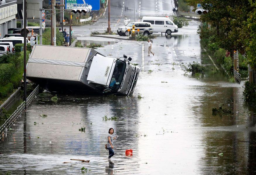 Photos: Typhoon Jebi Batters the West Coast of Japan