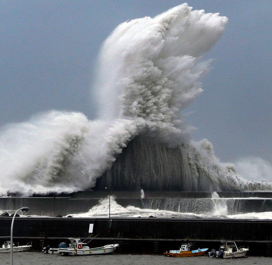 Photos: Typhoon Jebi Batters the West Coast of Japan