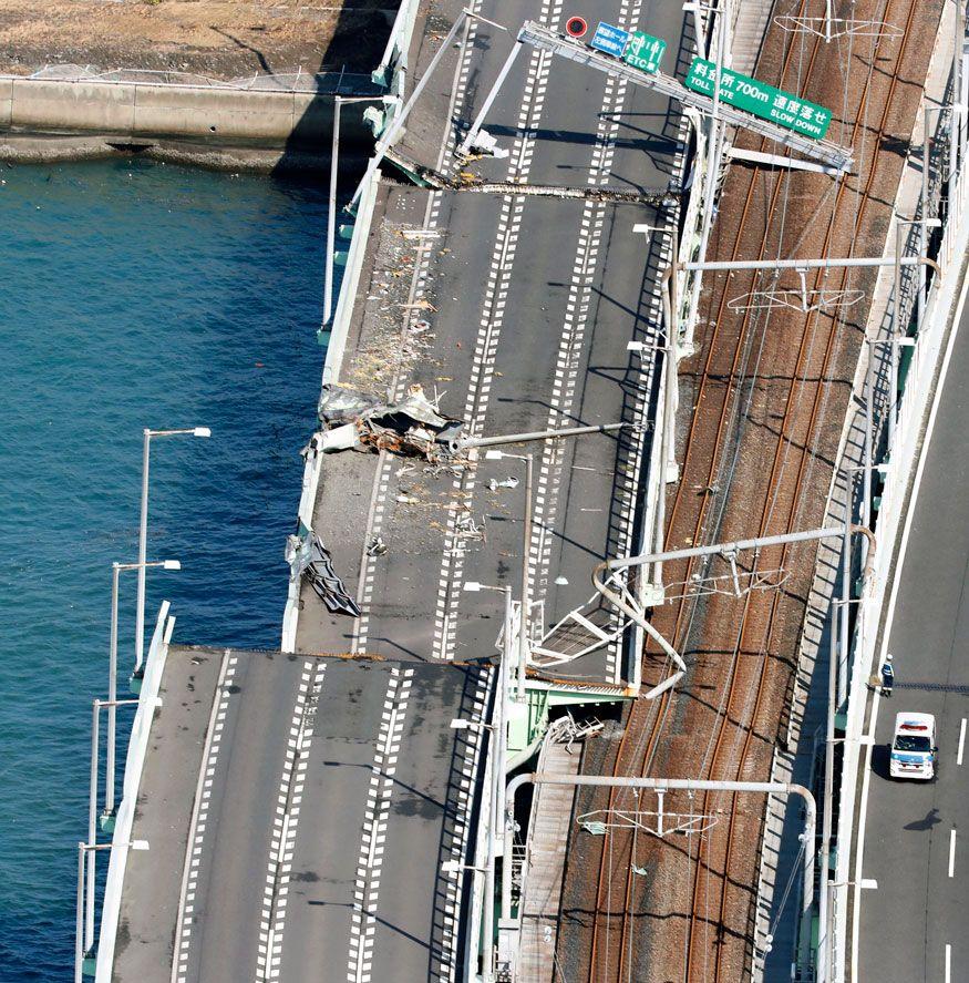 Photos: Typhoon Jebi Batters the West Coast of Japan