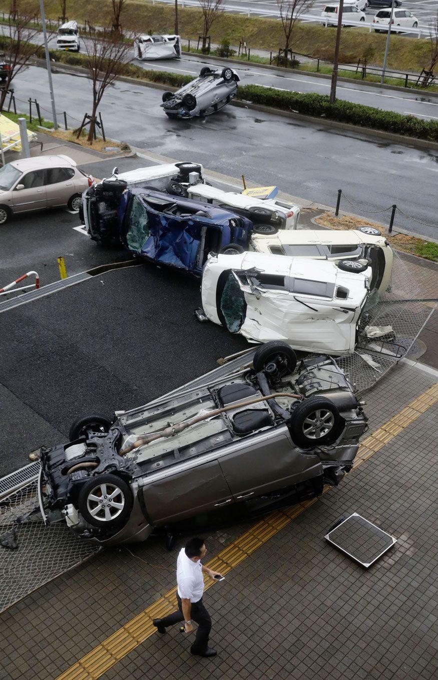 Photos: Typhoon Jebi Batters the West Coast of Japan