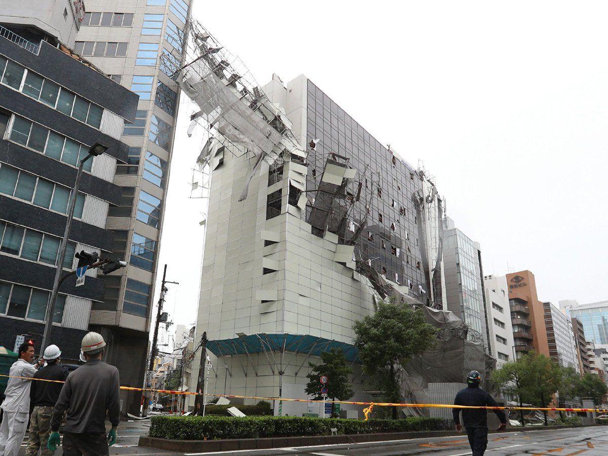 Photos: Typhoon Jebi Batters the West Coast of Japan