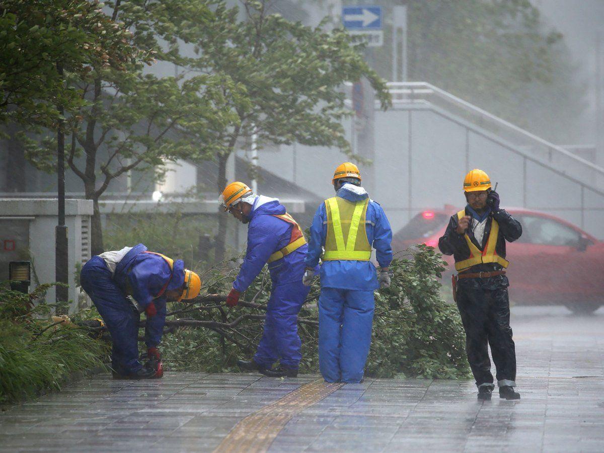 Photos: Typhoon Jebi Batters the West Coast of Japan