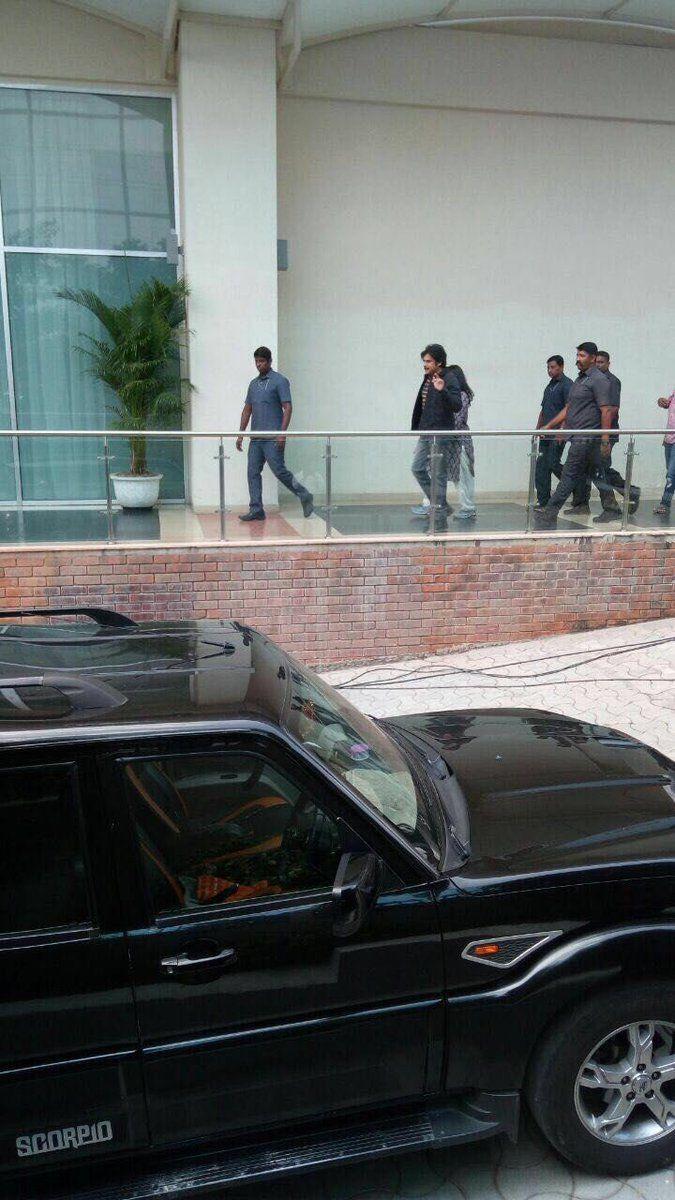 Power Star Pawan Kalyan Stills Leaked from the Sets of Agnyaathavaasi