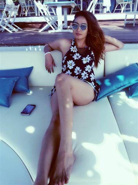 Ragini Dwivedi Enjoys Her Vacation In Goa With Her Family