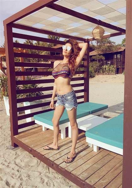 Ragini Dwivedi Enjoys Her Vacation In Goa With Her Family