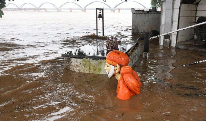 Rajamahendravaram: Godavari receives heavy inflows at Rajahmundry Photos