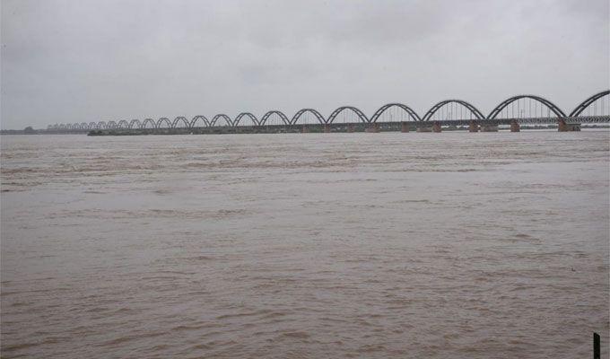 Rajamahendravaram: Godavari receives heavy inflows at Rajahmundry Photos