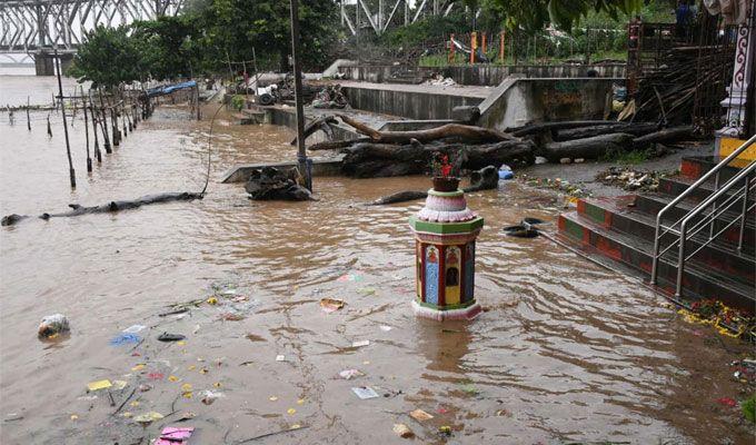 Rajamahendravaram: Godavari receives heavy inflows at Rajahmundry Photos