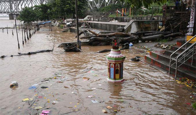 Rajamahendravaram: Godavari receives heavy inflows at Rajahmundry Photos