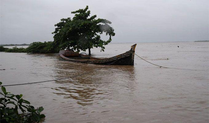 Rajamahendravaram: Godavari receives heavy inflows at Rajahmundry Photos