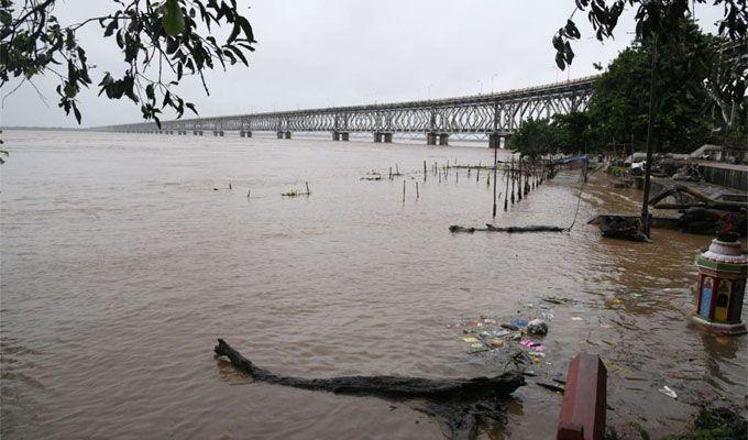 Rajamahendravaram: Godavari receives heavy inflows at Rajahmundry Photos