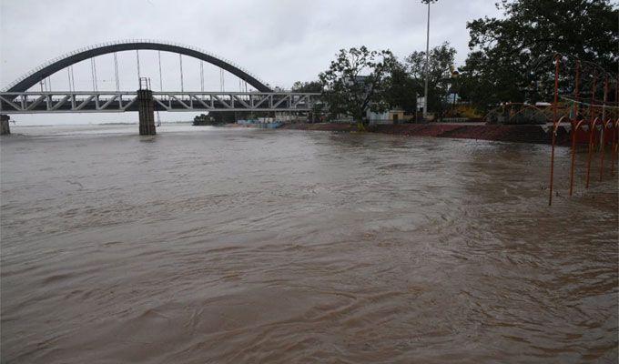 Rajamahendravaram: Godavari receives heavy inflows at Rajahmundry Photos