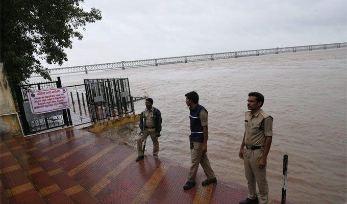 Rajamahendravaram: Godavari receives heavy inflows at Rajahmundry Photos